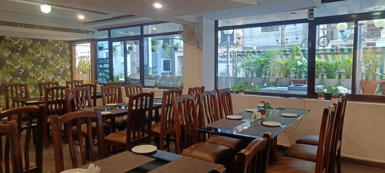 Hotel Raintr33 Hyderabad Eksteriør billede